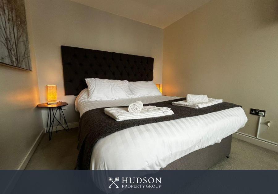 Central Townhouse With Parking 텔퍼드 외부 사진