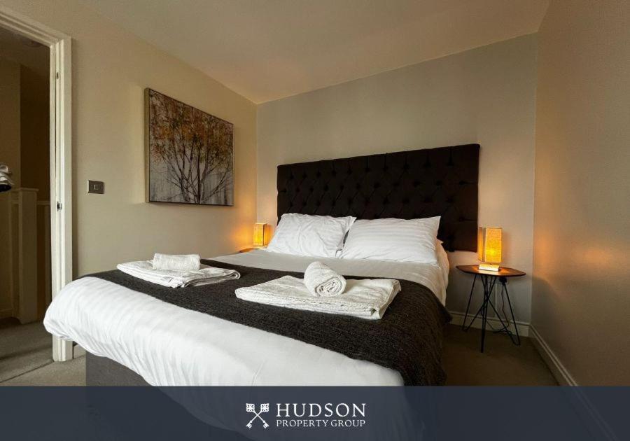 Central Townhouse With Parking 텔퍼드 외부 사진