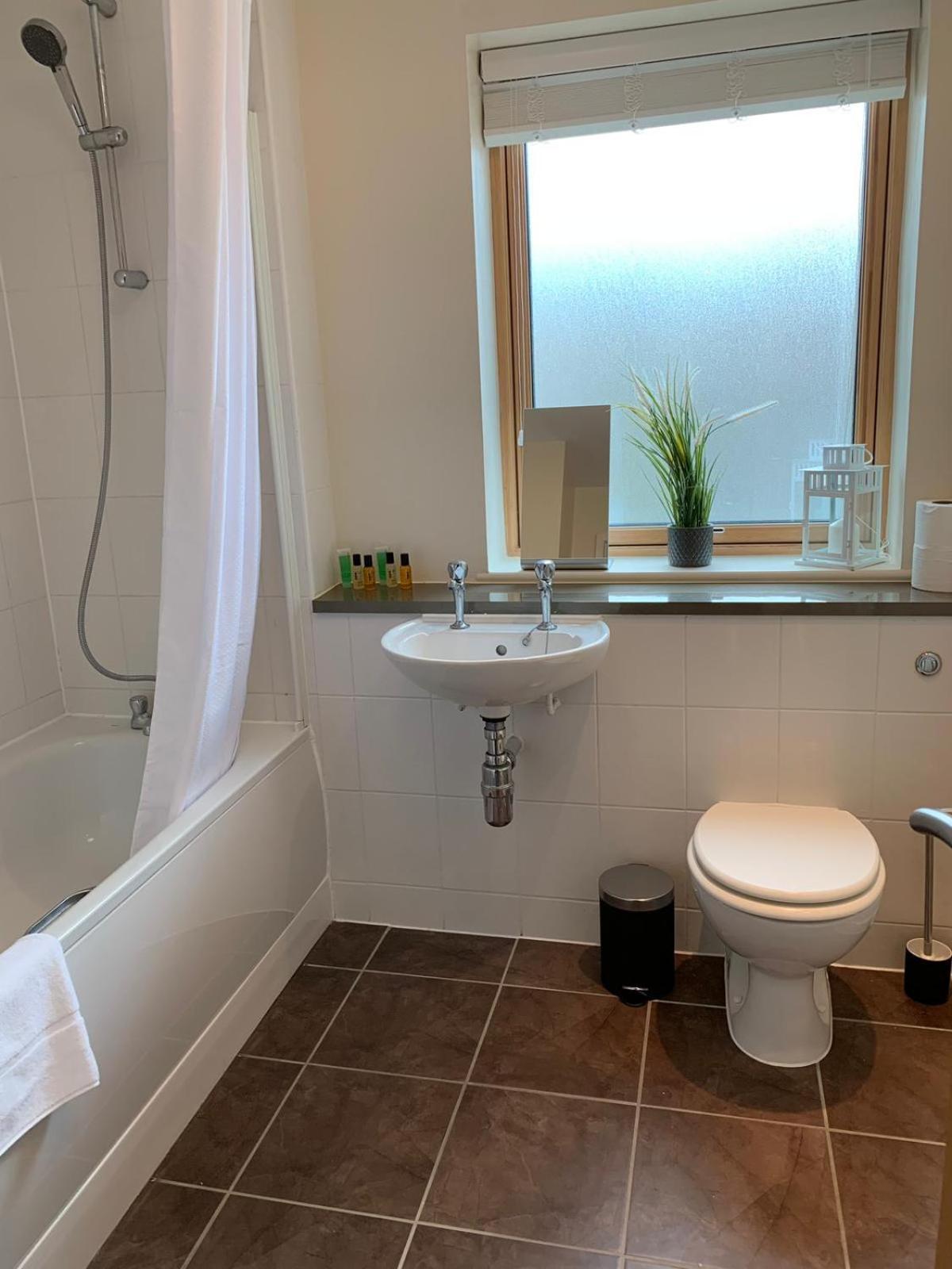 Central Townhouse With Parking 텔퍼드 외부 사진
